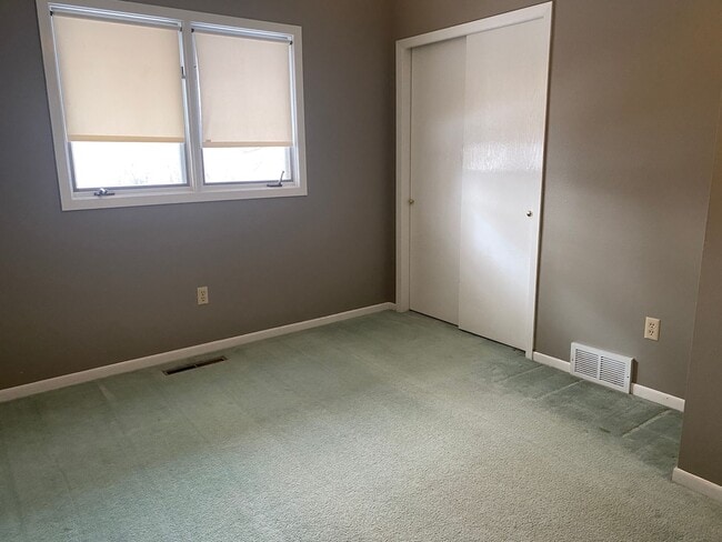 Building Photo - Charming Home w/ Spacious, Fenced yard