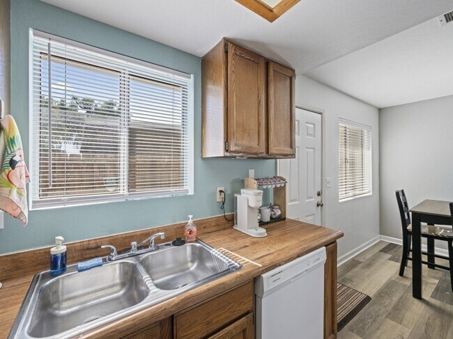 Building Photo - 1237 Lenrey Ave