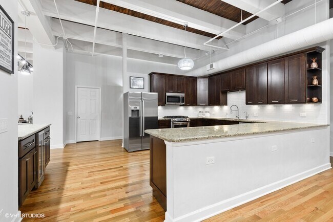 Building Photo - 312 N May St
