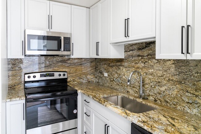 Building Photo - 5320 N Sheridan Rd