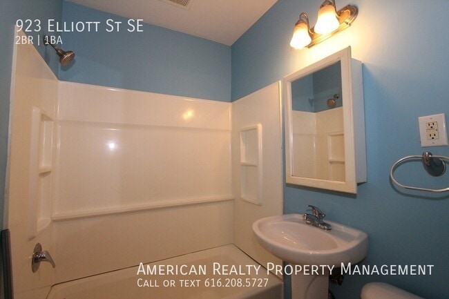 Building Photo - 923 Elliott St SE