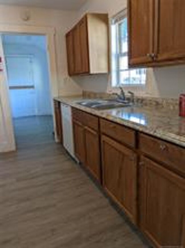 Building Photo - Come check out this cozy duplex right off ...