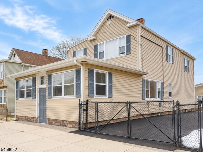 Building Photo - 27 Honiss St