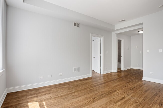 Building Photo - 7324 N Damen Ave