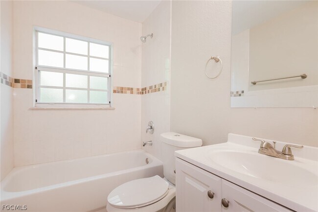 Building Photo - 1018 Card St E