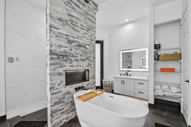 Building Photo - 10337 Trianon Pl