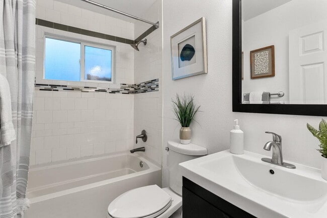 Building Photo - "Charming 1-Bedroom Retreat with Granite Touches and Pool Access in Berkeley"