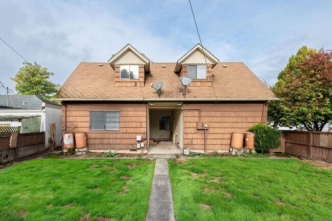 Building Photo - CUTE AND COZY FOUR BEDROOM IN LONGVIEW