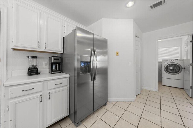 Building Photo - 406 Shorewood Cir