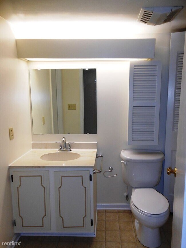 Building Photo - 2 br, 1.5 bath House - 35 Spring Court