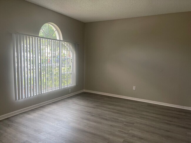 Building Photo - MOVE IN MARCH 15TH!      4 Bedroom Valrico home with no carpet and a fenced yard