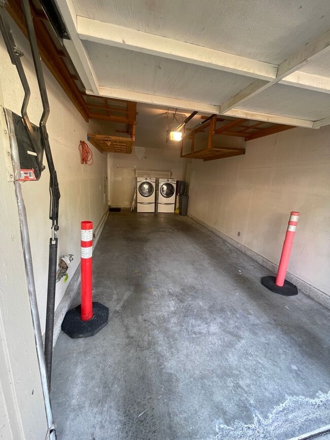 Building Photo - Very Spacious 1 Bed, 1 Bath Condo in Mission Viejo For Rent-In Unit Laundry and Attached Garage