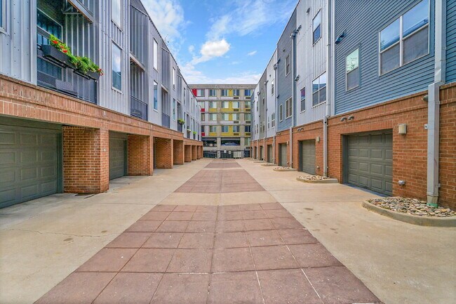 Building Photo - $3,225.00 - 2 Beds, 1.5 Bath, Townhouse in...