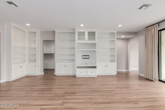 Building Photo - 5001 E Mitchell Dr