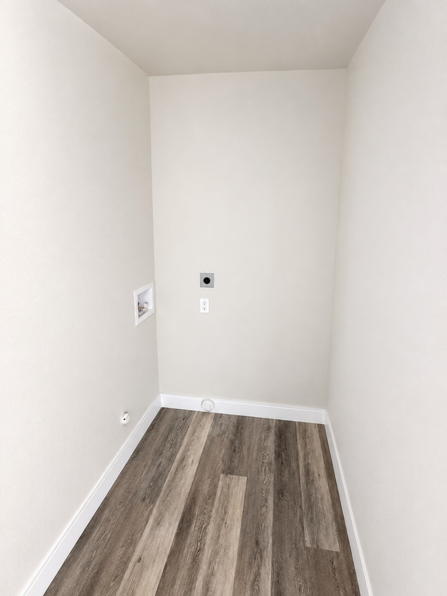 Building Photo - 5579-5581 Linrich Ln