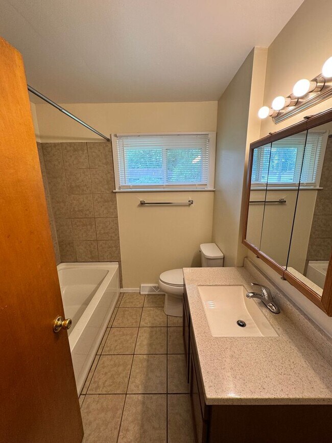 Building Photo - 4409 Sunnybrook Dr