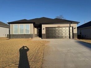 Building Photo - Stunning 4-Bedroom Home