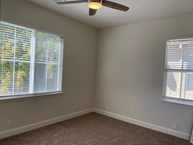 Building Photo - BEAUTIFUL TWO STORY MERCED HOME FOR RENT!