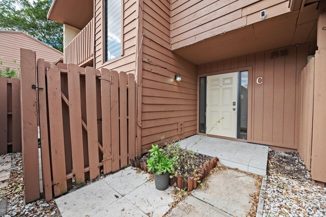 Building Photo - 6187 Laurel Ln