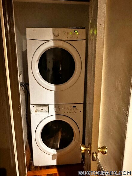 Building Photo - 352 Main St