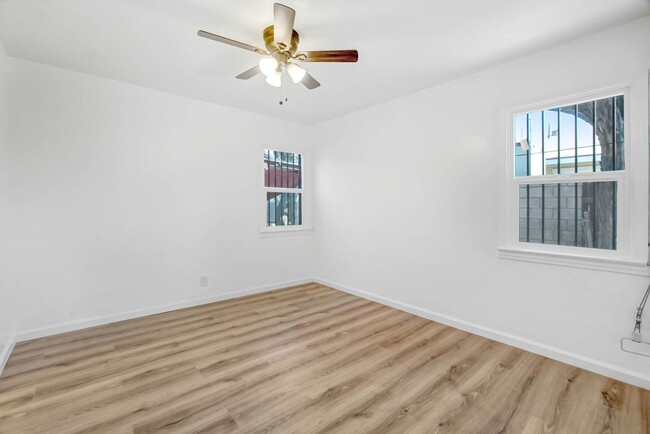 Building Photo - 754 W 11th St
