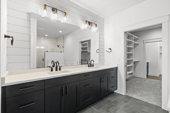 Building Photo - 2440 W Iron Coop St