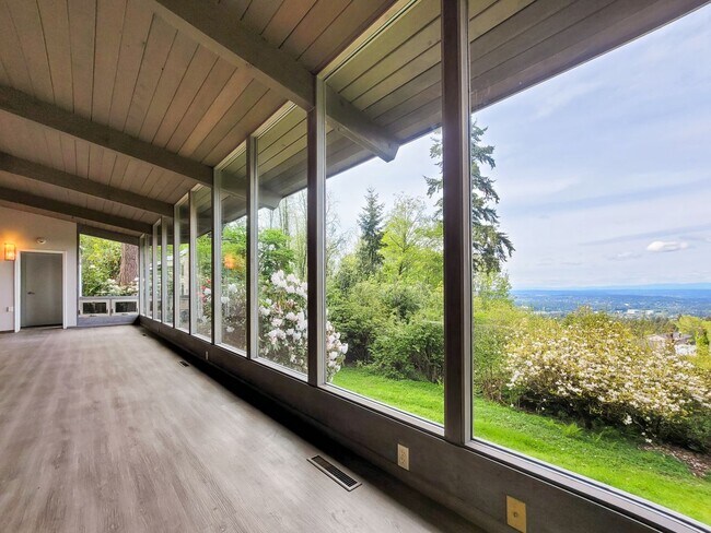 Building Photo - Vintage architectural home looking over Se...