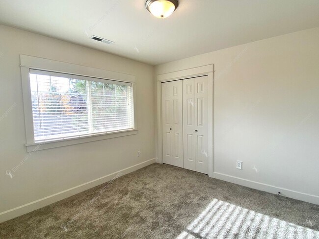 Building Photo - Light-Filled Awbrey Butte Retreat