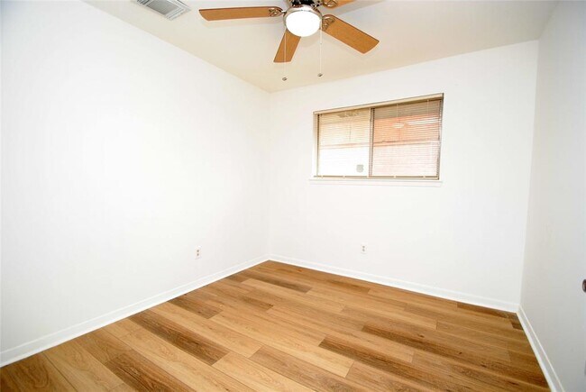 Building Photo - 2135 Bunzel St
