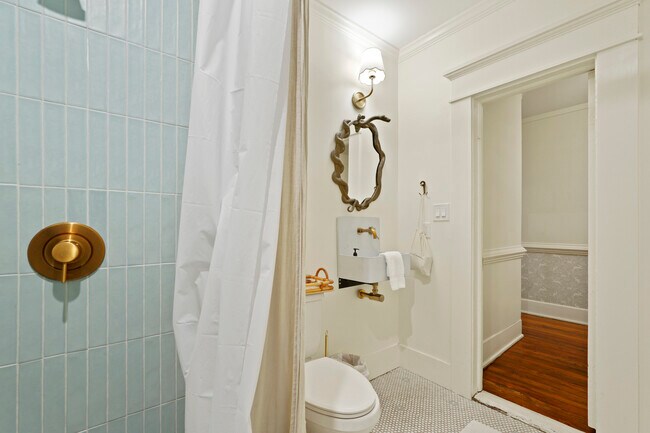 Building Photo - 211 W 40th St