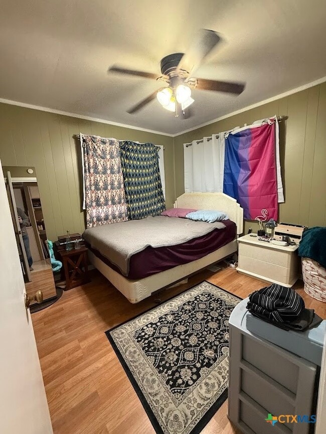 Building Photo - 827 Contour Dr