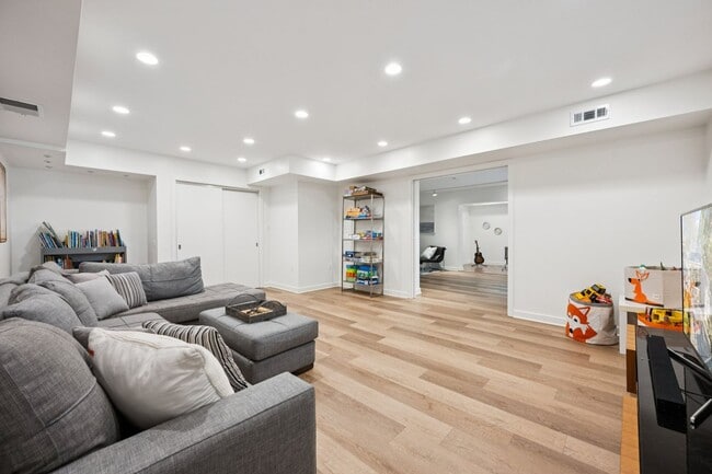 Building Photo - Elegant Chevy Chase Cul-de-Sac Home with Spacious Layout!