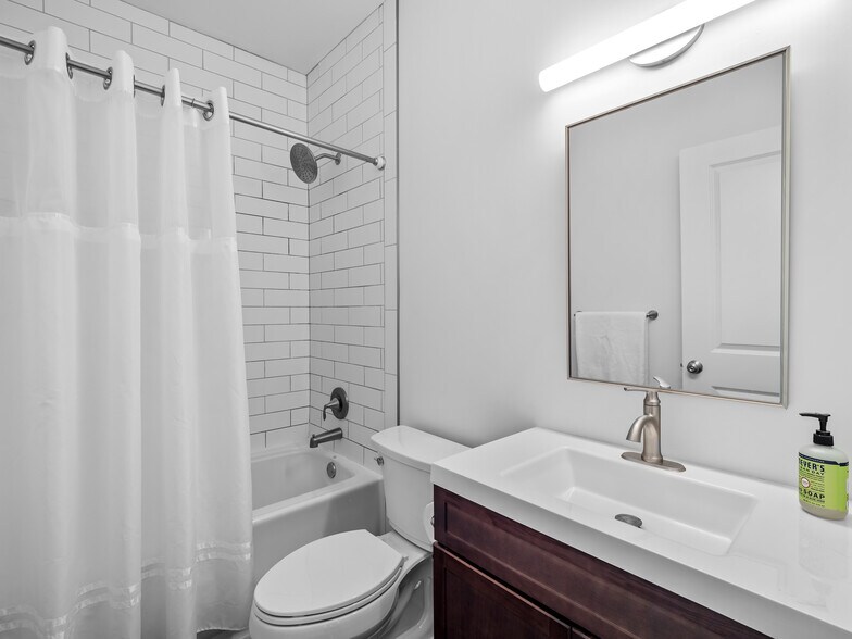 Building Photo - 1471 Lindazzo Ave