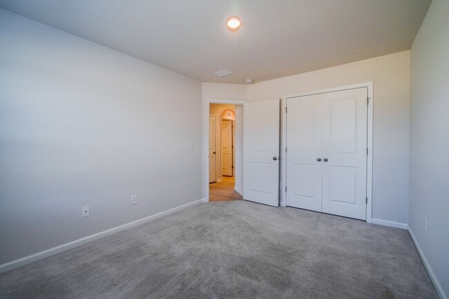 Building Photo - Almost New End Unit Townhome in desirable Chateau community