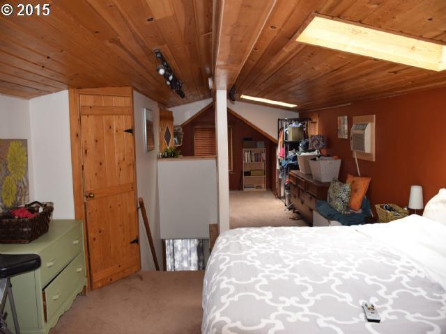 Master Bed - 16427 Front Ave