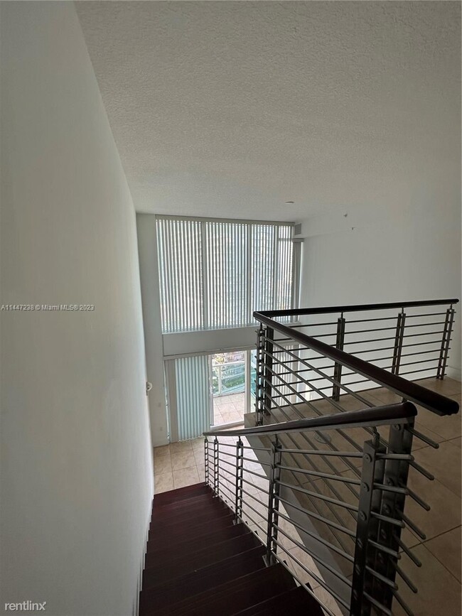 Building Photo - 1 br, 1.5 bath Condo - 41 SE 5th St Apt 1612