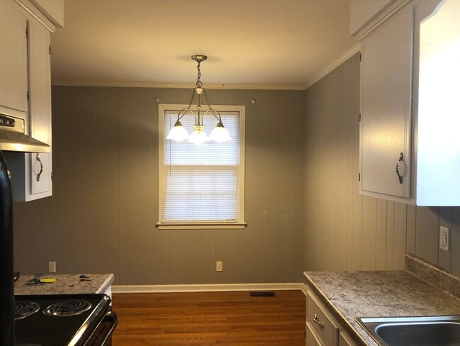 Building Photo - 3 Bedroom Home For Rent Near Post!