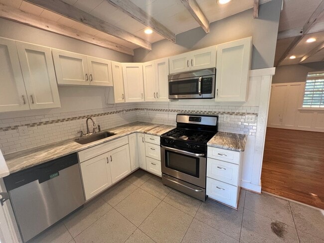 Building Photo - 2 Bedroom 2 Bath House on James Island - Charleston