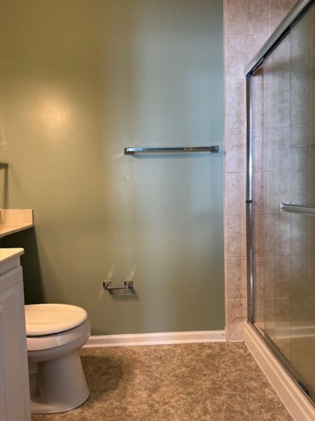 Building Photo - Spacious Condo in Knollwood – Pool, Gym an...