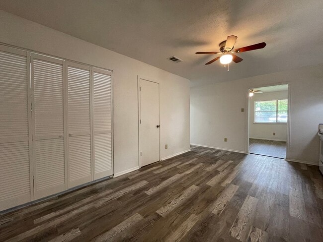 Building Photo - COMING SOON - 2 Bedroom 1 Bath Home in Lak...