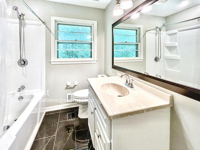 Building Photo - 1584 Camelot Cir