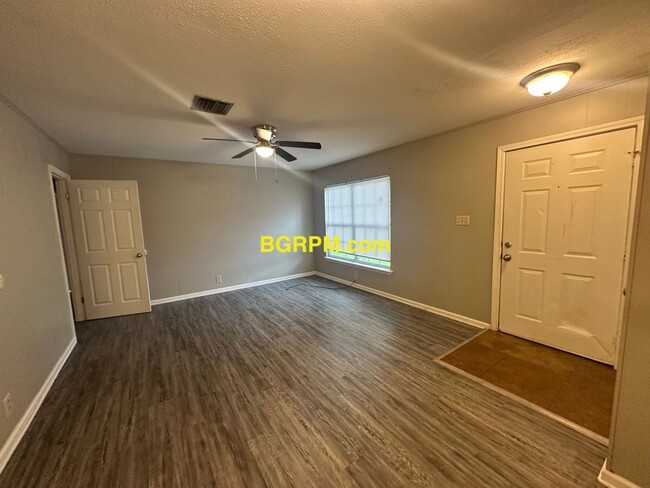 Building Photo - 3 BD, 1 1/2 BA, Home in Jacksonville