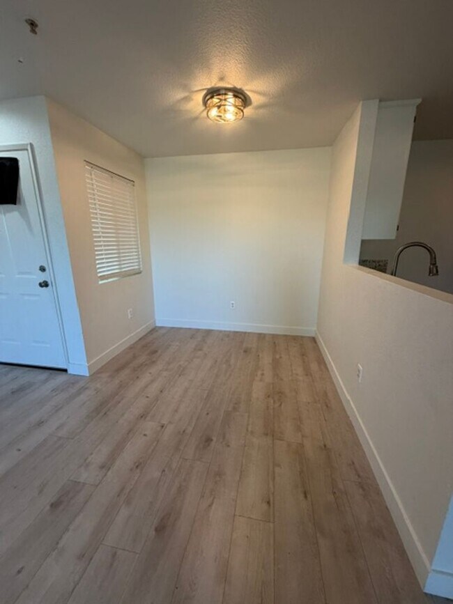 Building Photo - Very Nice 2 Bedroom and 2 Bathroom Apartment $2,425 + $125.00 WSG