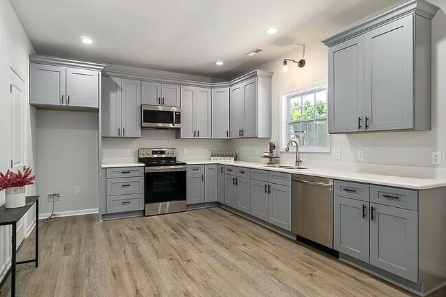 Building Photo - 163 Rosemont Dr