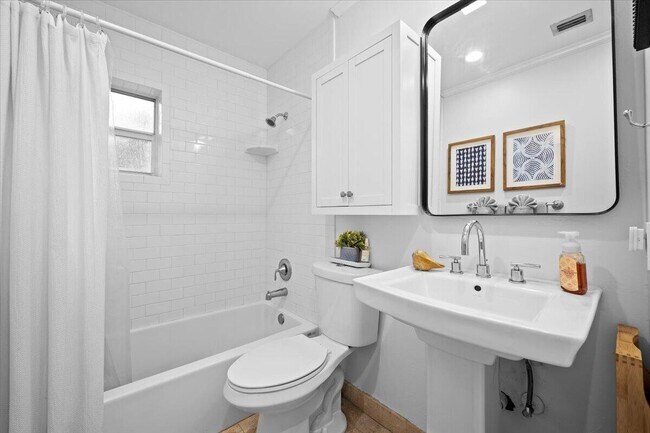 Building Photo - 710 Cree St