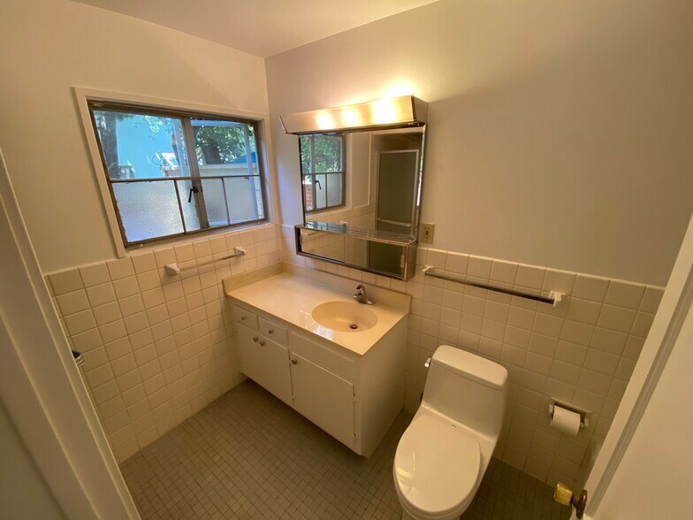 Bathroom - 5414 Village Grn