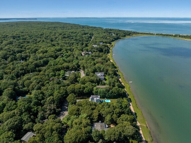 Building Photo - 26 3 Mile Harbor Dr