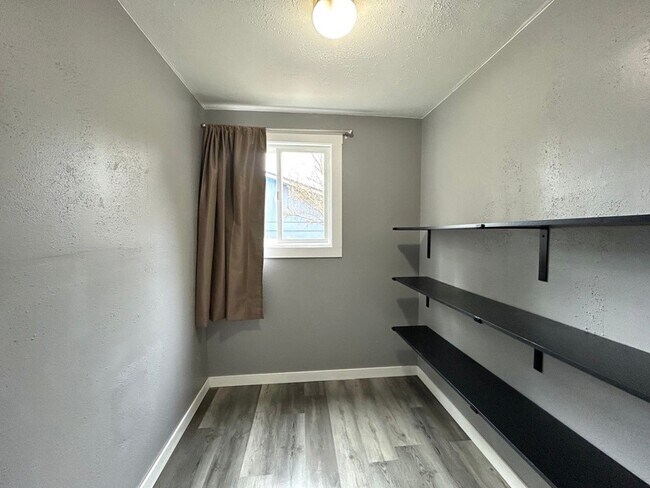 Building Photo - Charming 4 Bedroom Home with Fully Fenced Yard