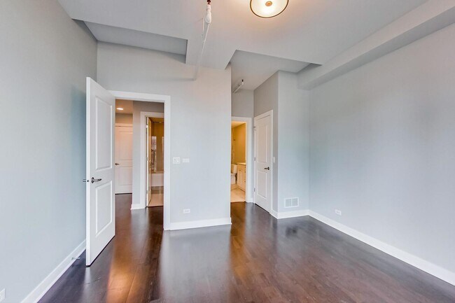 Building Photo - 720 W Randolph St