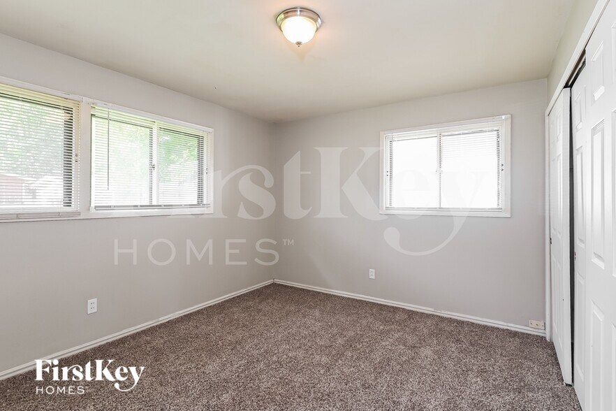 Building Photo - 3045 Kingsley Dr